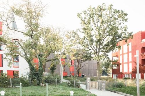 DES ARBRES PRÉSERVÉS : Des constructions qui respectent la nature.