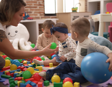 enseignant-et-eleves-d-age-prescolaire
