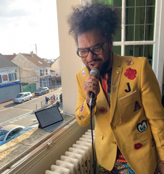 Jaja au balcon de la mairie