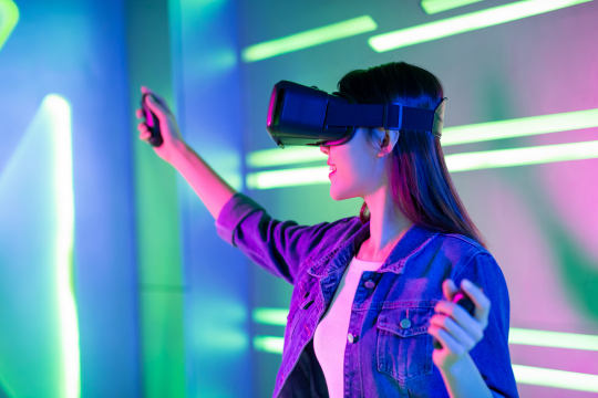 Une fille avec un casque de réalité virtuelle