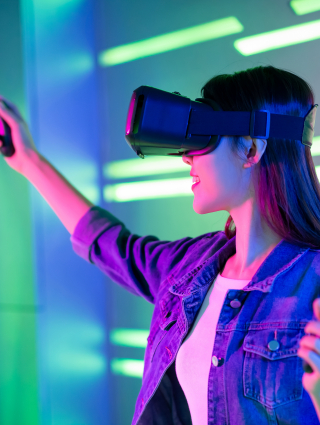 Une fille avec un casque de réalité virtuelle